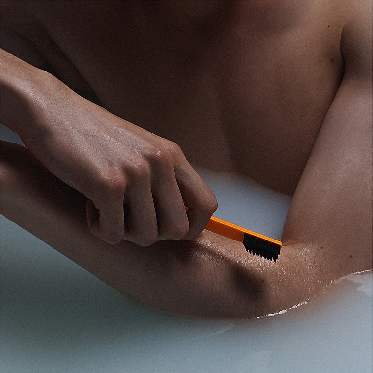 Зубная щетка мягкой жесткости, мандариновая с черным матовым колпачком - Apriori — фото N4