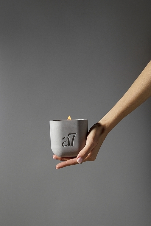 Ароматическая соевая свеча, серая - A7 Candles Amber&Sage — фото N4