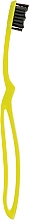 Зубная щетка «Луп Блек Вайтенинг», желтая - Megasmile — фото N2