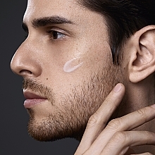Комплексний зволожувальний флюїд для обличчя - Shiseido Men Total Revitalizer Light Fluid — фото N6
