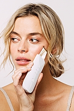 Ультразвуковий скрабер для обличчя - Zoe Ayla Ultrasonic and Exfoliating Wand With 2 Silicone Scrubbing Heads With USB — фото N4