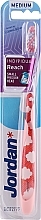 Парфумерія, косметика Зубна щітка середньої жорсткості, з захисним ковпачком, рожева з хмаринками - Jordan Individual Reach Toothbrush