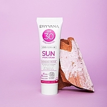 Солнцезащитный крем SPF30 - Dhyvana Raspberrry Oil & Hyaluronic Acid SUN Mineral Anti-Aging Cream — фото N3