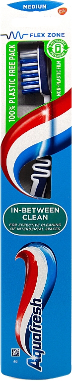 Зубна щітка середня, біло-синя - Aquafresh In-beetwen Clean Medium — фото N1