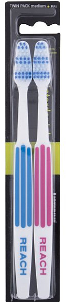 Зубная щетка средней жесткости, синяя + розовая - Listerine Reach Interdental — фото N1