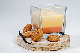 Ароматическая трехслойная свеча в стакане "Ванильный капкейк" - Bispol Scented Candle Vanilla Cupcake — фото N2
