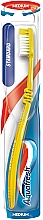 Зубна щітка середньої жорсткості "Standard", жовта - Aquafresh Medium Toothbrush — фото N1