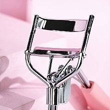 Щипці для завивання вій, рожеві - Brushworks Eyelash Curler Pink — фото N5