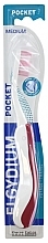 Дорожная зубная щетка, средняя, красная - Elgydium Pocket Medium Toothbrush — фото N1
