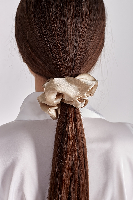 Резинка для волос из натурального шелка, пышная, беж - de Lure Scrunchie  — фото N2