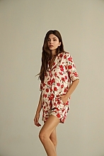 Комплект жіночий піжамний 23051, кофта з короткими рукавами + шорти, бежевий у квітковий принт - German Volf — фото N1