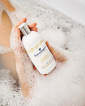 Крем-гель для душа с морошкой для сухой и очень сухой кожи - Barnangen Nordic Care Nutritive Shower Cream — фото N2