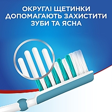 Зубна щітка середня, біло-зелена - Aquafresh In-Between Clean Medium — фото N7