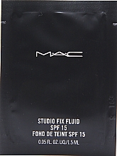 ПОДАРУНОК! Рідка тональна основа для обличчя - MAC Studio Fix Fluid SPF15 (пробник) — фото N1