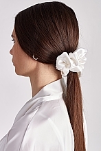 Резинка для волосся з натурального шовку, пишна, біла - de Lure Scrunchie — фото N2