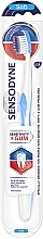 Зубна щітка "Чутливість зубів і захист ясен", блакитна - Sensodyne Sensitivity & Gum Soft Toothbrush — фото N1