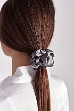 Набір резинок з натурального шовку, розмір M, сіра + біла - de Lure Scrunchie Set — фото N3