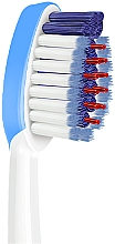 Зубна щітка "Чутливість зубів і захист ясен", блакитна - Sensodyne Sensitivity & Gum Soft Toothbrush — фото N3