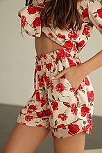 Комплект жіночий піжамний 23051, кофта з короткими рукавами + шорти, бежевий у квітковий принт - German Volf — фото N2