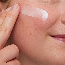 Увлажняющая сыворотка с гиалуроновой кислотой для всех типов кожи лица - CeraVe Hydrating Serum Hyaluronic Acid — фото N4