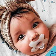 Пустышка силиконовая симметричная, 6-12 месяцев, белая - Canpol Babies — фото N4