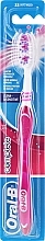 Зубна щітка, м'яка, рожева - Oral-B Complete Clean&Sensitive Soft Toothbrush — фото N1