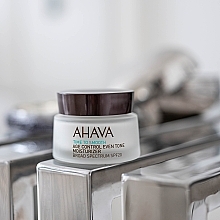 Крем, що омолоджує, зволожує, вирівнює тон шкіри SPF 20 - Ahava Age Control Even Tone Moisturizer Broad — фото N6