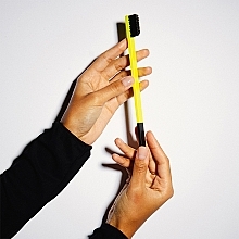 Зубная щетка средней жесткости, цитрусово-желтая с черным матовым колпачком - Apriori — фото N2