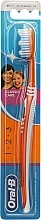 Зубна щітка середньої жорсткості, помаранчева - Oral-B 1 2 3 Classic Care Medium Toothbrush — фото N1