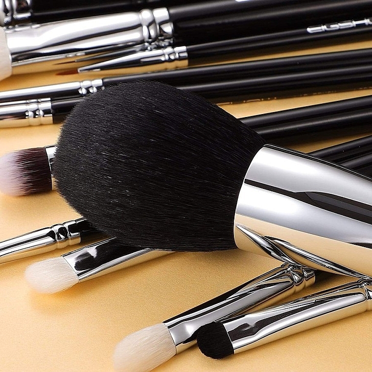 Набор кистей для макияжа, яркое серебро - Eigshow Beauty Makeup Brush Master Light Gun Black — фото N3