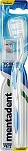 Зубная щетка средней жесткости, синяя с белым - Mentadent Tecnic Clean Medium — фото N1