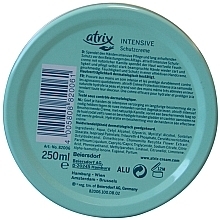 Интенсивный крем для рук, с экстрактом ромашки - Atrix Intensive Protection Cream Limited Edition — фото N2