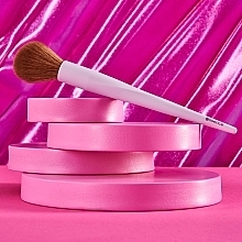 Кисть для румян и хайлайтера - Essence Blush & Highlighter Brush — фото N4