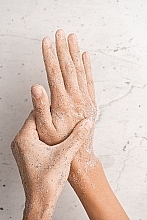 Питательный крем для рук с ароматом ветивера - Sister's Aroma Vetiver Smart Hand Cream — фото N7