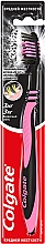 Зубная щетка "Зигзаг с древесным углем", средняя, черно-розовая - Colgate — фото N2