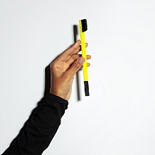 Зубная щетка средней жесткости, цитрусово-желтая с черным матовым колпачком - Apriori — фото N4
