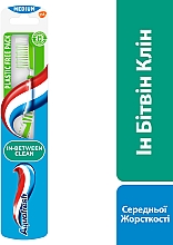 Зубна щітка середня, біло-зелена - Aquafresh In-Between Clean Medium — фото N5