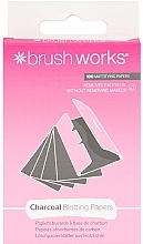 Матирующие салфетки для лица с углем, 100 шт. - Brushworks Charcoal Blotting Papers — фото N1