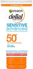 Ультранежный солнцезащитный крем для лица SPF50 - Garnier Ambre Solaire Sensitive Sun Cream SPF50+ — фото N1