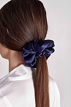 Резинка для волос из натурального шелка, пышная, синяя - de Lure Scrunchie  — фото N2