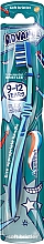 Парфумерія, косметика Дитяча зубна щітка, 9-12 років, синьо-блакитна - Aquafresh Junior Soft
