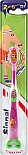 Парфумерія, косметика Дитяча зубна щітка, рожево-зелена - Signal Kids Sticky Feet Ultra Soft 2-6 Years