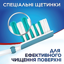 Зубна щітка середня, біло-зелена - Aquafresh In-Between Clean Medium — фото N8