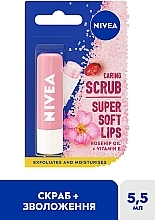 Скраб-бальзам для губ з олією шипшини - NIVEA Caring Scrub Super Soft Lips Rosehip Oil + Vitamin E — фото N2