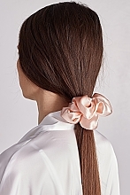 Резинка для волос из натурального шелка, пышная, светло-розовая - de Lure Scrunchie  — фото N2