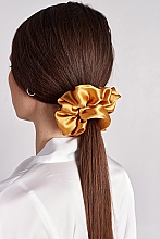 Резинка для волосся з натурального шовку, пишна, золота - de Lure Scrunchie — фото N2