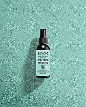 Спрей-фиксатор для макияжа с эффектом влажной кожи - NYX Professional Makeup Dewy Finish Long Lasting Setting Spray — фото N3
