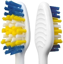 Зубна щітка "Класика здоров'я" середньої жорсткості, синя - Colgate — фото N5