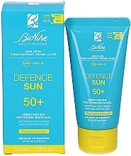 Солнцезащитный матирующий крем - BioNike Defence Sun SPF50 Mattifying Face Cream — фото N2