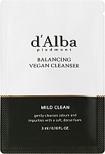 Балансирующее мягкое средство для умывания - D'Alba Balancing Vegan Cleanser Mild Clean (пробник) — фото N1